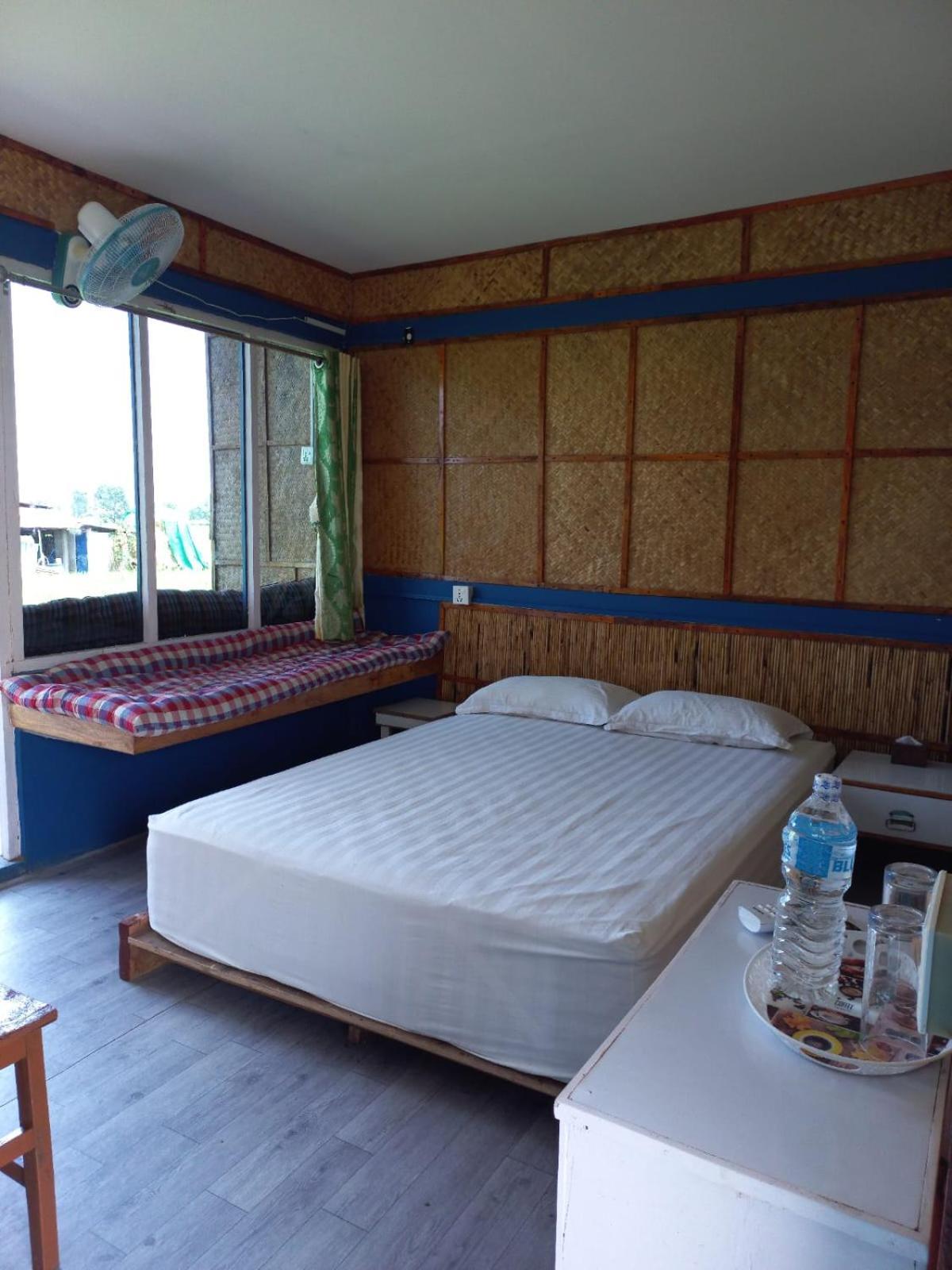 Hippies Colony - Travellers Home Sauraha Bagian luar foto